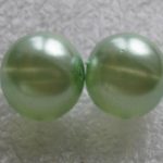 Läbikumav heleroheline klaaspärl 10 mm 1 tk