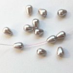 Tšehhi klaaspärl tilk 9×6 mm hall, 1 tk